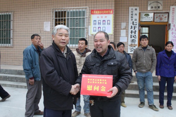 pg电子游戏爱心赞助打算惠民生 自愿服务团队山村送温暖1.jpg